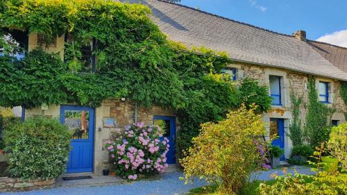 La Gree-Saint-Laurent House | Discover Les Floralis: Pet-Friendly Hotel with Breakfast