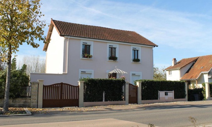 Cosne-Cours-sur-Loire House | Kid-Friendly Getaway at Les Géraniums with Kitchen Amenities
