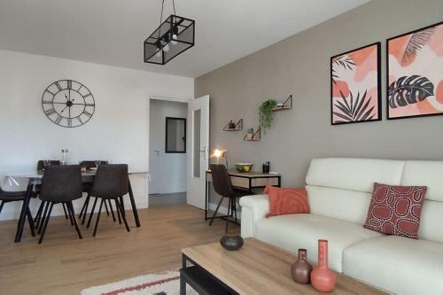 La Seyne-sur-Mer Apartment | Les Géraniums: Renovated Apartment Steps from the Beach