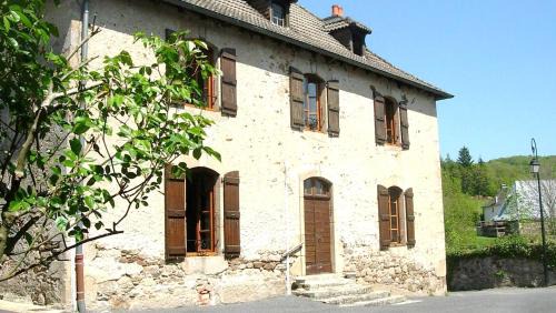 Chataigneraie Cantalienne Bed & Breakfast | Experience Comfort at Les gîtes du bourg - Pet Friendly Stay
