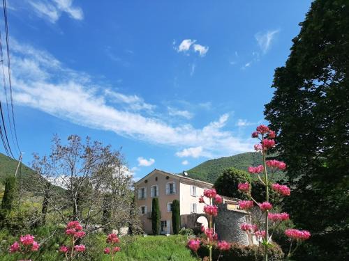 La Robine-sur-Galabre Apartment | Pet-Friendly Retreat at Les gîtes du château - Rated 9.1/10