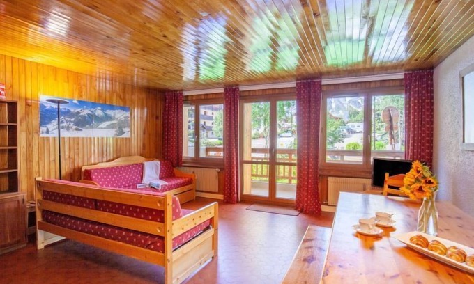 Les Almes Apartment | Inviting Les Grandes Balmes I et II: Lake Views & Spa