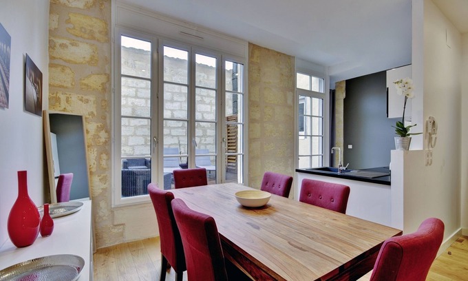 Capucins - Victoire Apartment | Family-Friendly Les Halles Apartment with Spa and Breakfast