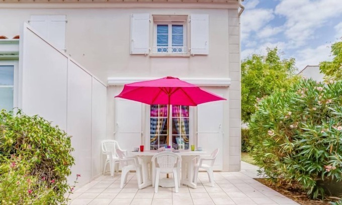 Vaux-sur-Mer House | Oceanfront Les Hautes Folies: Family-Friendly Retreat