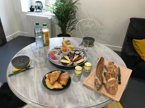 Riom Bed & Breakfast | Kid-Friendly Retreat at Les Hirondelles du Marais - 9/10 Rated