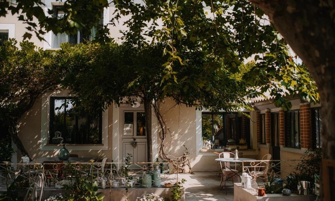 Pernes-les-Fontaines Bed & Breakfast | Indulge at Les intérieurs d'Angèle with Oceanfront Bliss