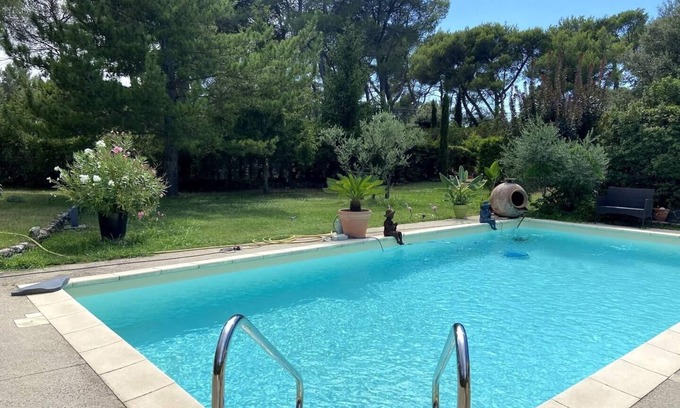 Cavaillon House | Discover Les Lauriers en Lubéron: Poolside Family Retreat