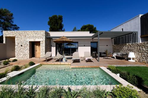 Villeneuve-les-Avignon Villa | Experience Villa Garrigue: A 4-Star Oceanfront Retreat