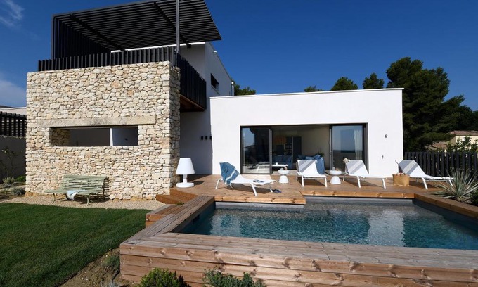 Villeneuve-les-Avignon Villa | Discover Les Loges en Provence "Villa Ventoux" - 4-Star Retreat