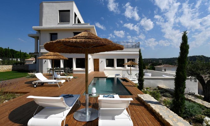 Villeneuve-les-Avignon Villa | Discover Les Loges En Provence Villa 360 with Ocean Views