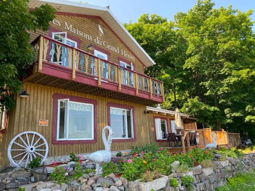 Saint-Antoine-de-l'Isle-aux-Grues Hotel | Discover Les Maisons du Grand Héron with Family-Friendly Amenities