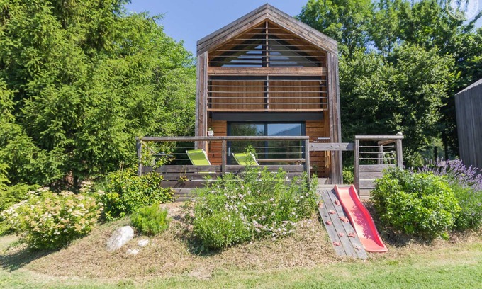 Yenne House | Discover LES Nids DU Chat: Cozy Lake View Retreat