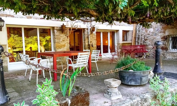 Favars House | Delightful Stay at LES OISEAUX with Breakfast Included