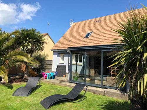 Grandcamp-Maisy House | Les Palmiers Gite: Family-Friendly Retreat Near Beaches