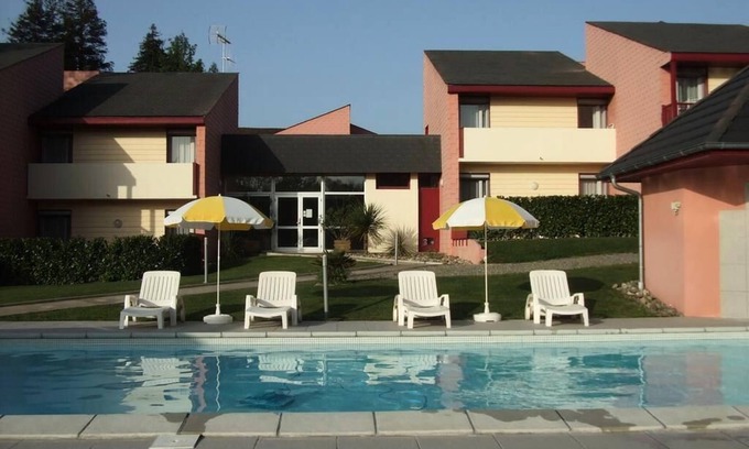 Salies-de-Bearn Apartment | Cozy Retreat at Les Pavillons du Rooy with Spa & Breakfast