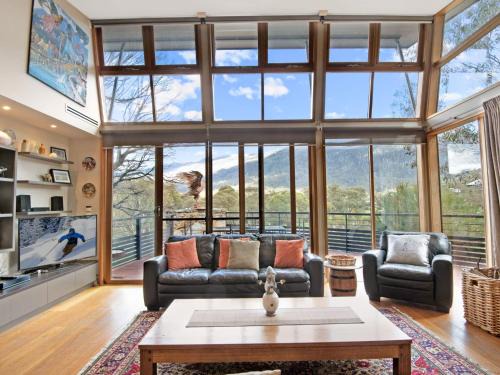 Lake Crackenback House | Experience the Comfort of Les Perrieres Chalet with Pool & Dining