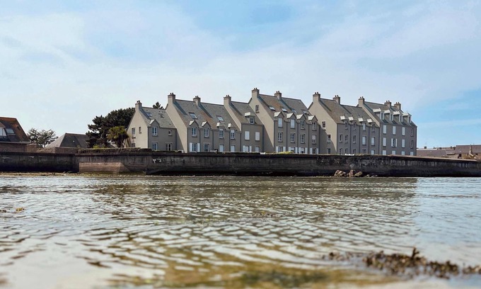 Barfleur House | Les pieds dans l eau Home - Waterfront Stay