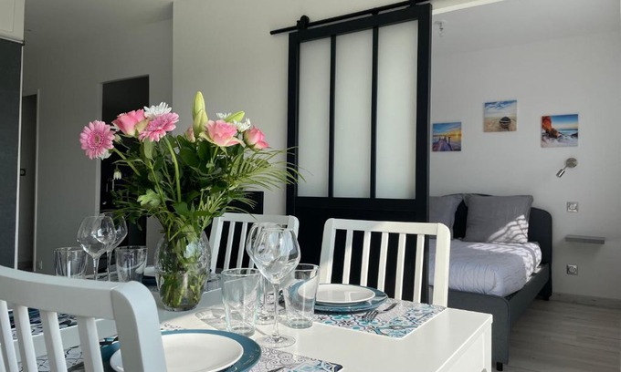 Bernieres-sur-Mer Apartment | LES PIEDS DANS L'EAU - Direct Beach Access & Ocean Views