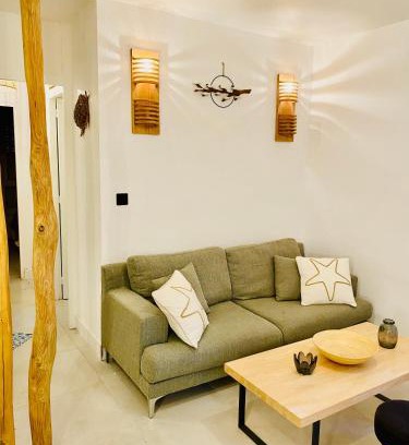 Plage d'Argeles Apartment | Beachfront Bliss: Les pieds dans le sable with Ocean Views
