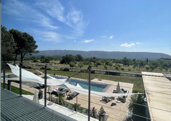 Cabrieres-d'Avignon Bed & Breakfast | Idyllic Les Pins du Luberon with Ocean Views & Pool