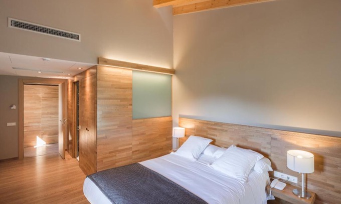 Sant Joan de Les Abadesses Hotel | Relax at Les Planes del Grau: 4-Star Oceanfront Retreat