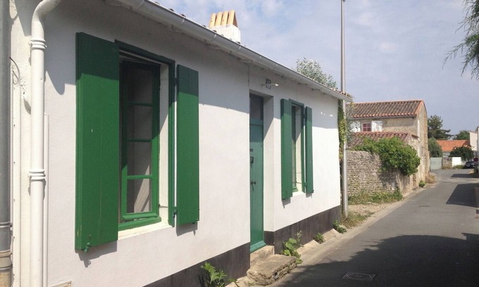 Les Portes-en-Re House | Explore Ile De Re: Cozy House With Pool & Pet-Friendly Stays
