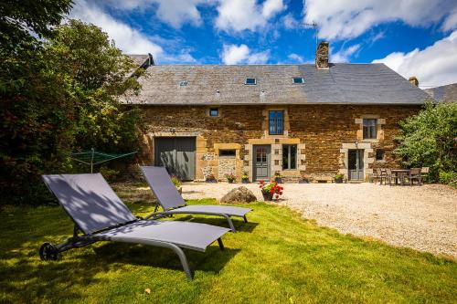 Sougeal House | Pet-Friendly Retreat: Les Prairies du Mont - Le Gite de La Chapelle
