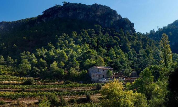 Falset House | Experience Les Quimeres: 4-Star Comfort with Pool & Breakfast