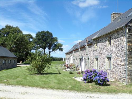 Mur-de-Bretagne House | Cozy Stay at LES REINETTES - Ideal for Families & Breakfast