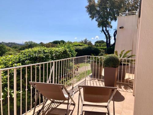 Les Restanques Apartment | Discover Les Restanques Cabrière with Oceanfront Pool Views