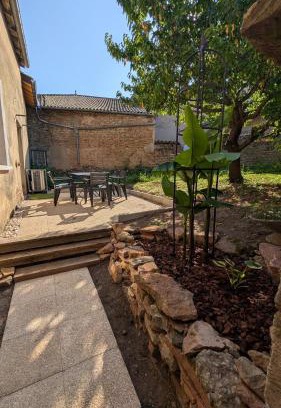 Solutre-Pouilly House | Les roches voisines "big rock"