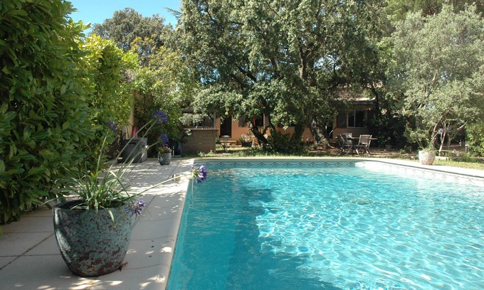 Villeneuve-les-Avignon Apartment | Cozy Les Romarins Gîte for Two Near Avignon with Breakfast