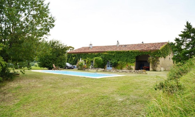 Auriac-sur-Vendinelle House | Relax at Les Roses d'Autan with Oceanfront Pool Access