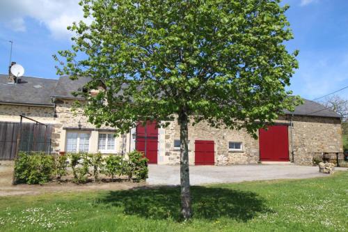 La Croisille-sur-Briance House | Pet-Friendly Retreat with Ocean View at Les Rouchoux