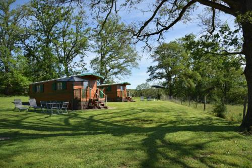 Vallon-en-Sully Bed & Breakfast | Family-Friendly Getaway at Les Roulottes des Ris