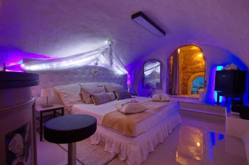 Aix-en-Provence Historic Centre Apartment | Romantic Escapes at Les Secrets d'Alcôve with Spa Access