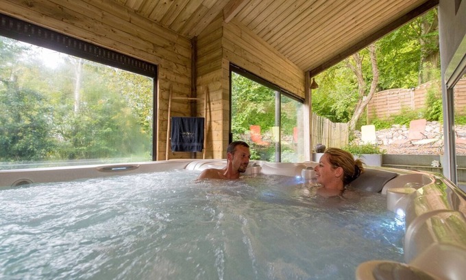 Clerques Cottage | Romantic Getaway at Les Sens des Bois with Private Jacuzzi
