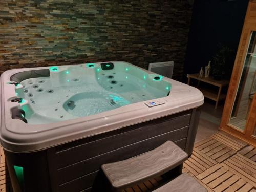 Le Cateau-Cambresis Apartment | Cozy Getaway at Les Suites Fénelon with Hot Tub & Kitchen