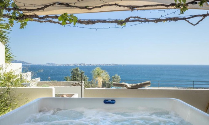L'Estaque House | Relax at Les Suites Love: Spa, Ocean View & Pool Access