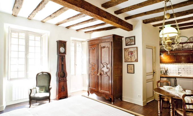 Sarlat-la-Caneda Historic Center Apartment | Experience Les Suites Sarladaises: The Griffon Suite Awaits