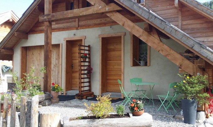 Nevache Ski Chalet | Charming Les Thures: Guest Rated 9.8 with Kitchen Amenities