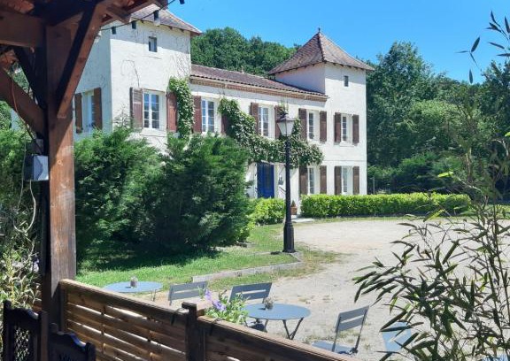 Touzac House | Experience Les Tours Celtiques: 4-Star Stay with Pool Access