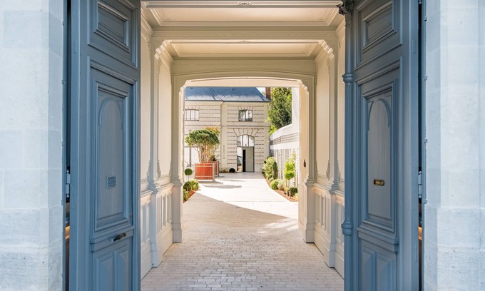 Tours City Centre Hotel | Experience Les Trésorières: 5-Star Luxury with Pool & Spa