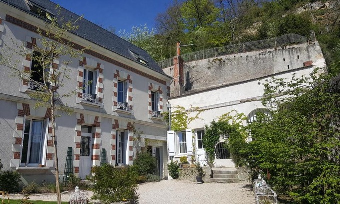 Rochecorbon Bed & Breakfast | Discover Les Troglos de la Tufolière: Pet-Friendly Retreat