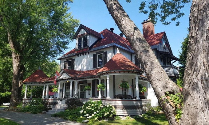 Wakefield Hotel | Experience Les Trois Erables Boutique Inn with Hot Tub & Breakfast