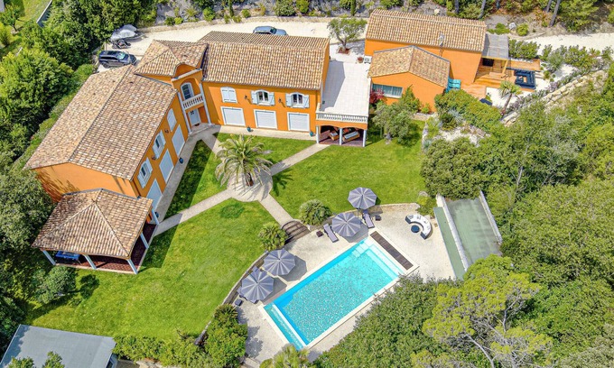 Cannes-et-Clairan House | Spacious 5-Bedroom Retreat in Cannes-Et-Clairan