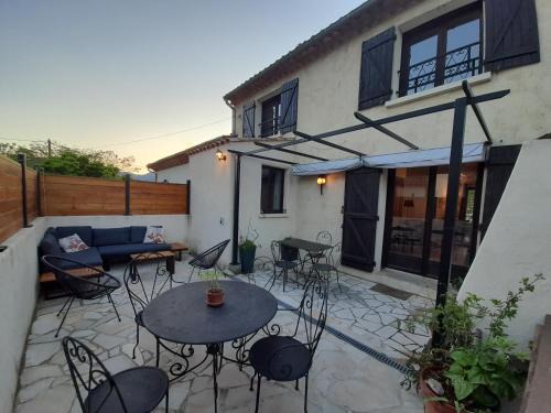 Mons House | Les Violettes: Guest Rated 9.4, Pet & Child Friendly Stay