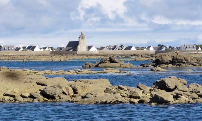 Saint-Guenole Bed & Breakfast | Beautiful Les Volets Bleus: Oceanfront Stay with Dining