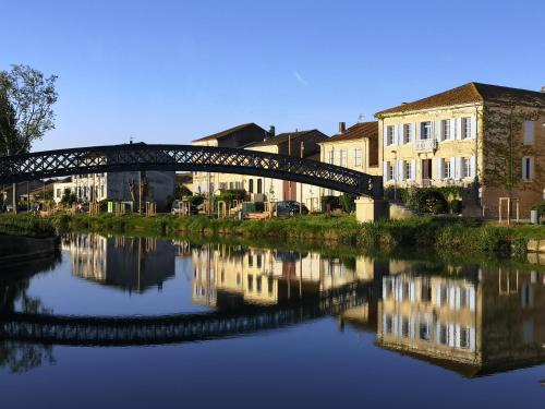 Salleles-d'Aude Bed & Breakfast | Discover Les Volets Bleus: Pet-Friendly & Family-Oriented