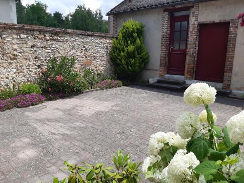 Neuvy-sur-Barangeon House | Pet-Friendly Retreat at Les Volets Rouges for Families